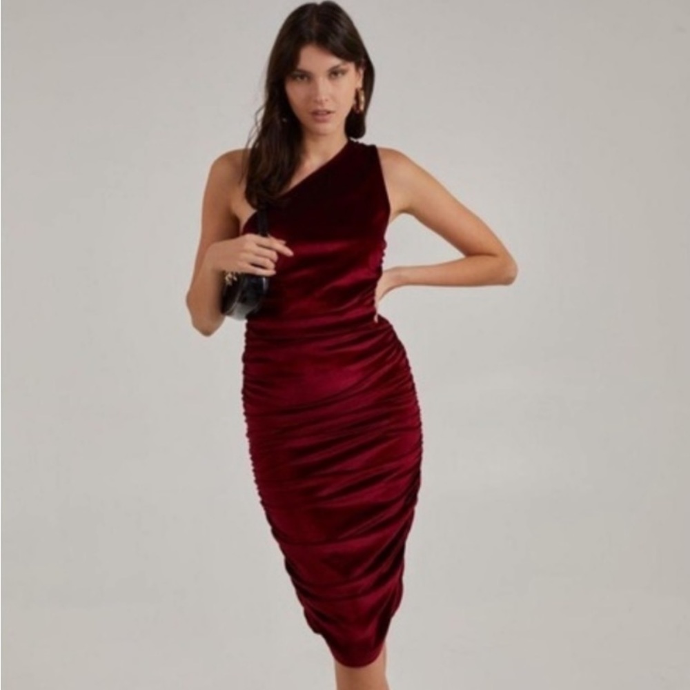 NWT Perfect for a Holiday Party! Luxe Emerald Velvet Ruched Sides One Shoulder. - Picture 13 of 13